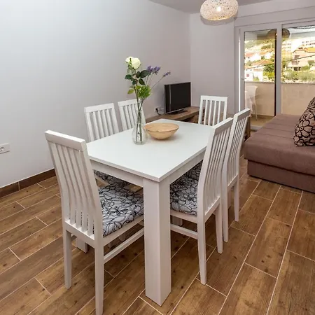 Apartman Holiday Home Komarna