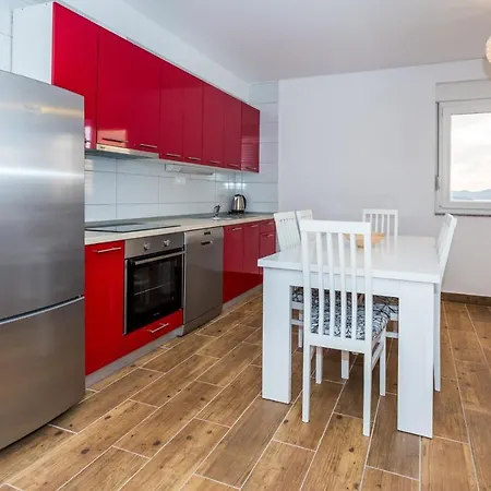 Апартаменты Holiday Home Комарна